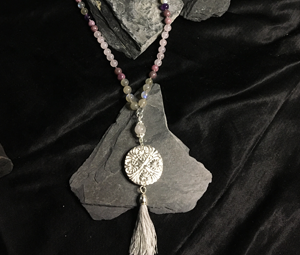 Mala Kette mit Amulett und grauer Quaste