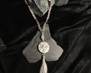 Mala Kette mit Amulett und grauer Quaste