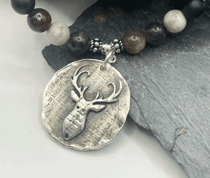 Steinkette mit Silberanhänger Hirsch
